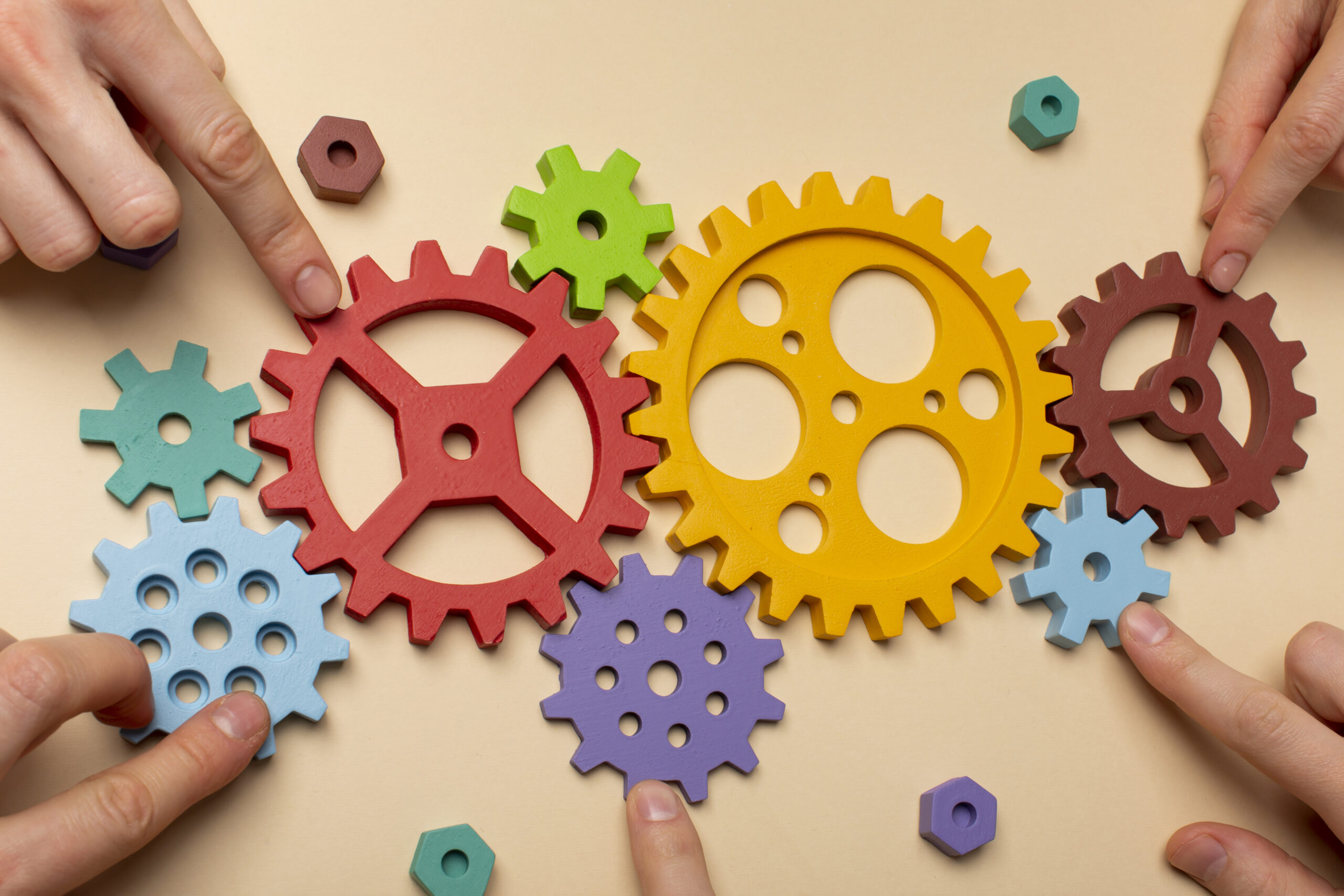 papeles comerciales de naturaleza muerta con varias piezas de mecanismo